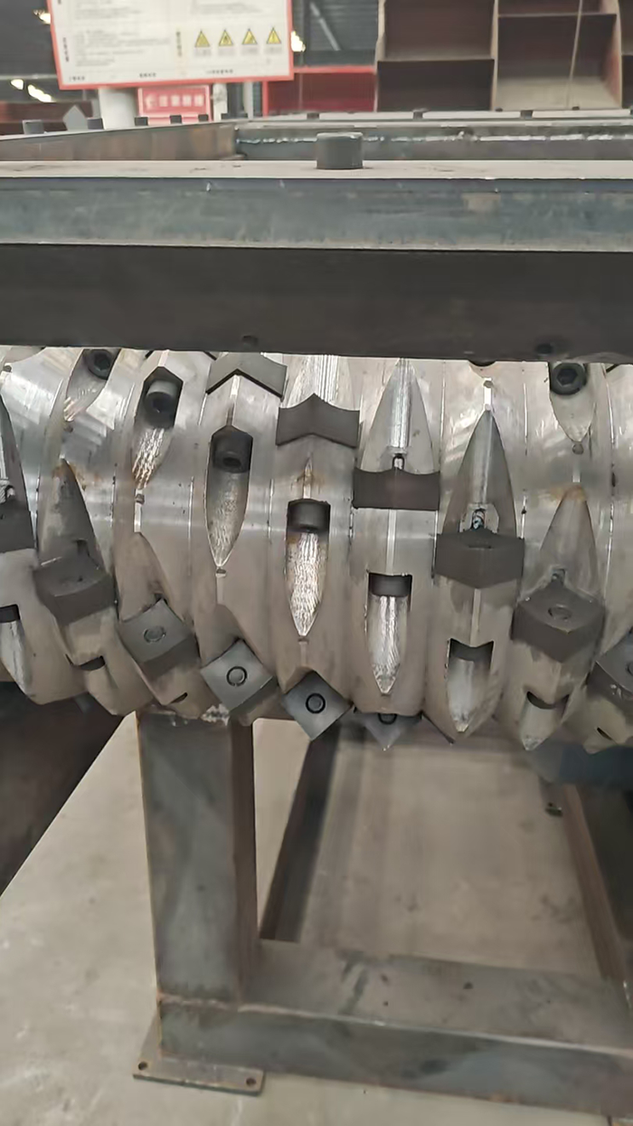 Single-shaft shredder structure